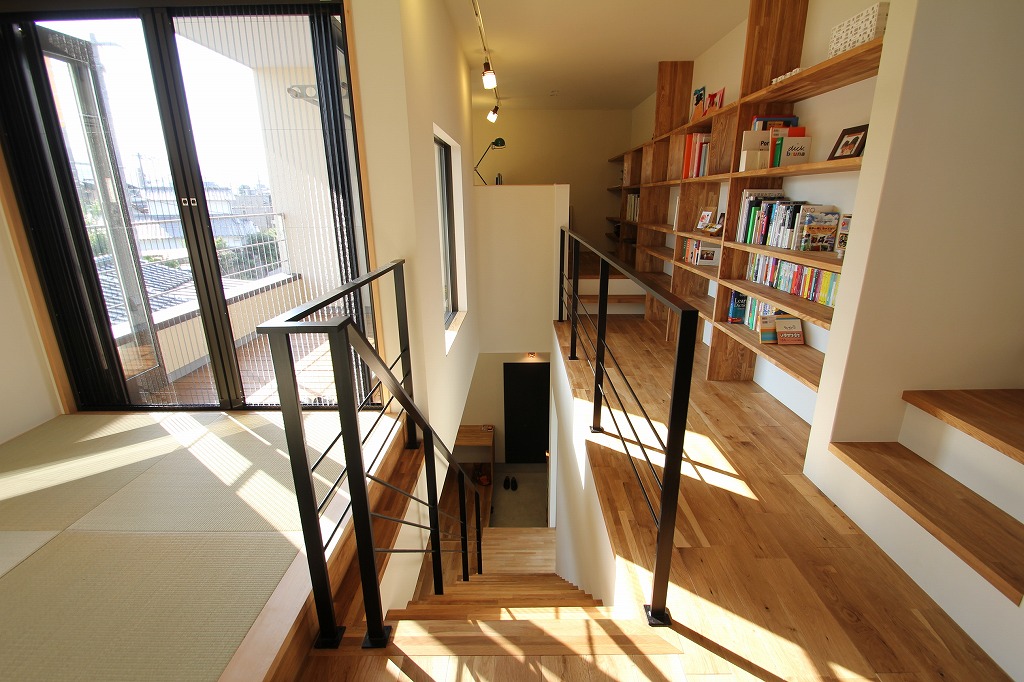 スキップフロアとストリップ階段で構成する開放的な家